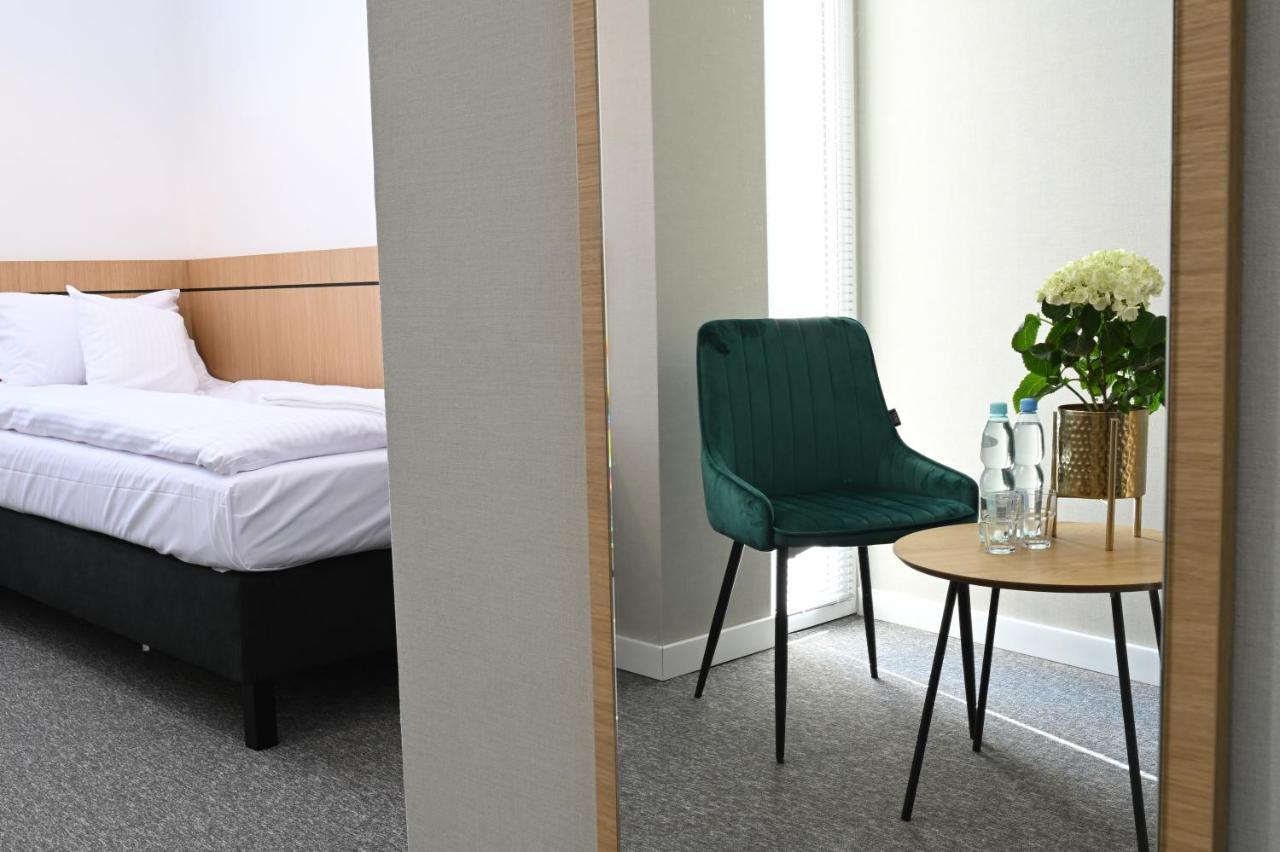 Hotel Parrot Raszyn Exteriér fotografie